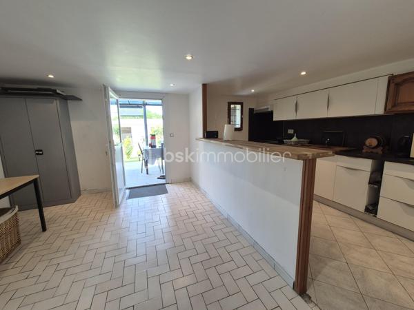 Vous recherchez une maison familiale SPACIEUSE et SANS TRAVAUX ?? Située dans un quartier résidentiel recherché, à seulement 8 minutes à pied de la gare RER C La Norville–Saint-Germain-lès-Arpajon, des écoles et des commerces ?? Cette maison est faite pour vous !!
Dès l'entrée vous serez séduit par un séjour traversant lumineux de 30 m2 environ avec poêle à bois et accès direct à la terrasse, d'une grande cuisine dinatoire aménagée et équipée, une chambre avec salle d’eau privative et WC indépendant.
À l’étage un grand palier avec rangements dessert 2 belles chambres, un bureau pouvant devenir facilement une 4ᵉ chambre, une spacieuse salle de bains avec baignoire, douche et WC.
Le sous-sol total comprend un garage double, une buanderie, un atelier, une chaufferie ainsi qu’une vaste cuisine d’été avec accès au jardin, donnant sur une dépendance à rénover  !
Les plus +++ Maison parfaitement entretenue, beaucoup de rangements, stationnement plusieurs véhicules, portail et porte d'entrée alu récente, plancher béton à l'étage, dépendance à rénover avec eaux et électricité de 25 m2 environ. 
Une maison idéale pour accueillir votre famille dans un environnement calme et pratique au quotidien.
A visiter sans tarder !