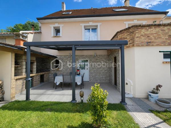 Vous recherchez une maison familiale SPACIEUSE et SANS TRAVAUX ?? Située dans un quartier résidentiel recherché, à seulement 8 minutes à pied de la gare RER C La Norville–Saint-Germain-lès-Arpajon, des écoles et des commerces ?? Cette maison est faite pour vous !!
Dès l'entrée vous serez séduit par un séjour traversant lumineux de 30 m2 environ avec poêle à bois et accès direct à la terrasse, d'une grande cuisine dinatoire aménagée et équipée, une chambre avec salle d’eau privative et WC indépendant.
À l’étage un grand palier avec rangements dessert 2 belles chambres, un bureau pouvant devenir facilement une 4ᵉ chambre, une spacieuse salle de bains avec baignoire, douche et WC.
Le sous-sol total comprend un garage double, une buanderie, un atelier, une chaufferie ainsi qu’une vaste cuisine d’été avec accès au jardin, donnant sur une dépendance à rénover  !
Les plus +++ Maison parfaitement entretenue, beaucoup de rangements, stationnement plusieurs véhicules, portail et porte d'entrée alu récente, plancher béton à l'étage, dépendance à rénover avec eaux et électricité de 25 m2 environ. 
Une maison idéale pour accueillir votre famille dans un environnement calme et pratique au quotidien.
A visiter sans tarder !