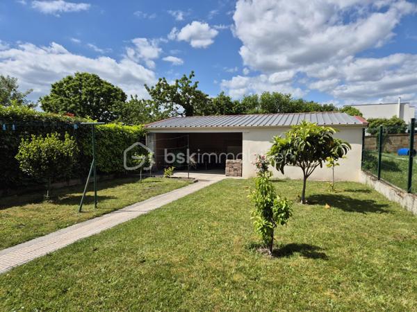 Vous recherchez une maison familiale SPACIEUSE et SANS TRAVAUX ?? Située dans un quartier résidentiel recherché, à seulement 8 minutes à pied de la gare RER C La Norville–Saint-Germain-lès-Arpajon, des écoles et des commerces ?? Cette maison est faite pour vous !!
Dès l'entrée vous serez séduit par un séjour traversant lumineux de 30 m2 environ avec poêle à bois et accès direct à la terrasse, d'une grande cuisine dinatoire aménagée et équipée, une chambre avec salle d’eau privative et WC indépendant.
À l’étage un grand palier avec rangements dessert 2 belles chambres, un bureau pouvant devenir facilement une 4ᵉ chambre, une spacieuse salle de bains avec baignoire, douche et WC.
Le sous-sol total comprend un garage double, une buanderie, un atelier, une chaufferie ainsi qu’une vaste cuisine d’été avec accès au jardin, donnant sur une dépendance à rénover  !
Les plus +++ Maison parfaitement entretenue, beaucoup de rangements, stationnement plusieurs véhicules, portail et porte d'entrée alu récente, plancher béton à l'étage, dépendance à rénover avec eaux et électricité de 25 m2 environ. 
Une maison idéale pour accueillir votre famille dans un environnement calme et pratique au quotidien.
A visiter sans tarder !