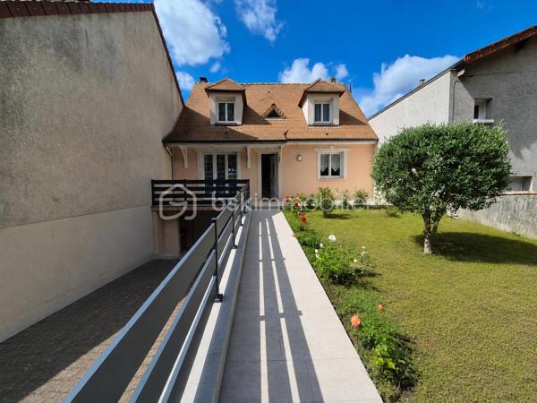Vous recherchez une maison familiale SPACIEUSE et SANS TRAVAUX ?? Située dans un quartier résidentiel recherché, à seulement 8 minutes à pied de la gare RER C La Norville–Saint-Germain-lès-Arpajon, des écoles et des commerces ?? Cette maison est faite pour vous !!
Dès l'entrée vous serez séduit par un séjour traversant lumineux de 30 m2 environ avec poêle à bois et accès direct à la terrasse, d'une grande cuisine dinatoire aménagée et équipée, une chambre avec salle d’eau privative et WC indépendant.
À l’étage un grand palier avec rangements dessert 2 belles chambres, un bureau pouvant devenir facilement une 4ᵉ chambre, une spacieuse salle de bains avec baignoire, douche et WC.
Le sous-sol total comprend un garage double, une buanderie, un atelier, une chaufferie ainsi qu’une vaste cuisine d’été avec accès au jardin, donnant sur une dépendance à rénover  !
Les plus +++ Maison parfaitement entretenue, beaucoup de rangements, stationnement plusieurs véhicules, portail et porte d'entrée alu récente, plancher béton à l'étage, dépendance à rénover avec eaux et électricité de 25 m2 environ. 
Une maison idéale pour accueillir votre famille dans un environnement calme et pratique au quotidien.
A visiter sans tarder !