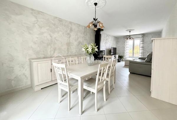 Vous recherchez une maison familiale SPACIEUSE et SANS TRAVAUX ?? Située dans un quartier résidentiel recherché, à seulement 8 minutes à pied de la gare RER C La Norville–Saint-Germain-lès-Arpajon, des écoles et des commerces ?? Cette maison est faite pour vous !!
Dès l'entrée vous serez séduit par un séjour traversant lumineux de 30 m2 environ avec poêle à bois et accès direct à la terrasse, d'une grande cuisine dinatoire aménagée et équipée, une chambre avec salle d’eau privative et WC indépendant.
À l’étage un grand palier avec rangements dessert 2 belles chambres, un bureau pouvant devenir facilement une 4ᵉ chambre, une spacieuse salle de bains avec baignoire, douche et WC.
Le sous-sol total comprend un garage double, une buanderie, un atelier, une chaufferie ainsi qu’une vaste cuisine d’été avec accès au jardin, donnant sur une dépendance à rénover  !
Les plus +++ Maison parfaitement entretenue, beaucoup de rangements, stationnement plusieurs véhicules, portail et porte d'entrée alu récente, plancher béton à l'étage, dépendance à rénover avec eaux et électricité de 25 m2 environ. 
Une maison idéale pour accueillir votre famille dans un environnement calme et pratique au quotidien.
A visiter sans tarder !