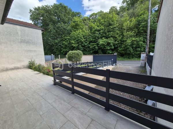 Vous recherchez une maison familiale SPACIEUSE et SANS TRAVAUX ?? Située dans un quartier résidentiel recherché, à seulement 8 minutes à pied de la gare RER C La Norville–Saint-Germain-lès-Arpajon, des écoles et des commerces ?? Cette maison est faite pour vous !!
Dès l'entrée vous serez séduit par un séjour traversant lumineux de 30 m2 environ avec poêle à bois et accès direct à la terrasse, d'une grande cuisine dinatoire aménagée et équipée, une chambre avec salle d’eau privative et WC indépendant.
À l’étage un grand palier avec rangements dessert 2 belles chambres, un bureau pouvant devenir facilement une 4ᵉ chambre, une spacieuse salle de bains avec baignoire, douche et WC.
Le sous-sol total comprend un garage double, une buanderie, un atelier, une chaufferie ainsi qu’une vaste cuisine d’été avec accès au jardin, donnant sur une dépendance à rénover  !
Les plus +++ Maison parfaitement entretenue, beaucoup de rangements, stationnement plusieurs véhicules, portail et porte d'entrée alu récente, plancher béton à l'étage, dépendance à rénover avec eaux et électricité de 25 m2 environ. 
Une maison idéale pour accueillir votre famille dans un environnement calme et pratique au quotidien.
A visiter sans tarder !