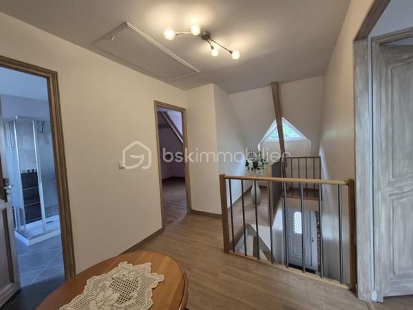 Vous recherchez une maison familiale SPACIEUSE et SANS TRAVAUX ?? Située dans un quartier résidentiel recherché, à seulement 8 minutes à pied de la gare RER C La Norville–Saint-Germain-lès-Arpajon, des écoles et des commerces ?? Cette maison est faite pour vous !!
Dès l'entrée vous serez séduit par un séjour traversant lumineux de 30 m2 environ avec poêle à bois et accès direct à la terrasse, d'une grande cuisine dinatoire aménagée et équipée, une chambre avec salle d’eau privative et WC indépendant.
À l’étage un grand palier avec rangements dessert 2 belles chambres, un bureau pouvant devenir facilement une 4ᵉ chambre, une spacieuse salle de bains avec baignoire, douche et WC.
Le sous-sol total comprend un garage double, une buanderie, un atelier, une chaufferie ainsi qu’une vaste cuisine d’été avec accès au jardin, donnant sur une dépendance à rénover  !
Les plus +++ Maison parfaitement entretenue, beaucoup de rangements, stationnement plusieurs véhicules, portail et porte d'entrée alu récente, plancher béton à l'étage, dépendance à rénover avec eaux et électricité de 25 m2 environ. 
Une maison idéale pour accueillir votre famille dans un environnement calme et pratique au quotidien.
A visiter sans tarder !