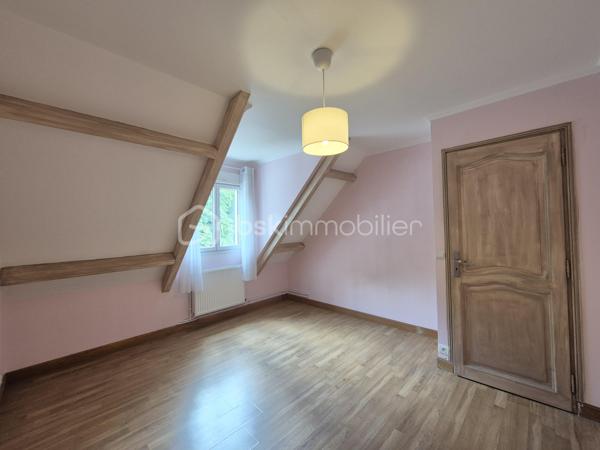 Vous recherchez une maison familiale SPACIEUSE et SANS TRAVAUX ?? Située dans un quartier résidentiel recherché, à seulement 8 minutes à pied de la gare RER C La Norville–Saint-Germain-lès-Arpajon, des écoles et des commerces ?? Cette maison est faite pour vous !!
Dès l'entrée vous serez séduit par un séjour traversant lumineux de 30 m2 environ avec poêle à bois et accès direct à la terrasse, d'une grande cuisine dinatoire aménagée et équipée, une chambre avec salle d’eau privative et WC indépendant.
À l’étage un grand palier avec rangements dessert 2 belles chambres, un bureau pouvant devenir facilement une 4ᵉ chambre, une spacieuse salle de bains avec baignoire, douche et WC.
Le sous-sol total comprend un garage double, une buanderie, un atelier, une chaufferie ainsi qu’une vaste cuisine d’été avec accès au jardin, donnant sur une dépendance à rénover  !
Les plus +++ Maison parfaitement entretenue, beaucoup de rangements, stationnement plusieurs véhicules, portail et porte d'entrée alu récente, plancher béton à l'étage, dépendance à rénover avec eaux et électricité de 25 m2 environ. 
Une maison idéale pour accueillir votre famille dans un environnement calme et pratique au quotidien.
A visiter sans tarder !