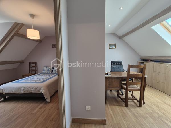Vous recherchez une maison familiale SPACIEUSE et SANS TRAVAUX ?? Située dans un quartier résidentiel recherché, à seulement 8 minutes à pied de la gare RER C La Norville–Saint-Germain-lès-Arpajon, des écoles et des commerces ?? Cette maison est faite pour vous !!
Dès l'entrée vous serez séduit par un séjour traversant lumineux de 30 m2 environ avec poêle à bois et accès direct à la terrasse, d'une grande cuisine dinatoire aménagée et équipée, une chambre avec salle d’eau privative et WC indépendant.
À l’étage un grand palier avec rangements dessert 2 belles chambres, un bureau pouvant devenir facilement une 4ᵉ chambre, une spacieuse salle de bains avec baignoire, douche et WC.
Le sous-sol total comprend un garage double, une buanderie, un atelier, une chaufferie ainsi qu’une vaste cuisine d’été avec accès au jardin, donnant sur une dépendance à rénover  !
Les plus +++ Maison parfaitement entretenue, beaucoup de rangements, stationnement plusieurs véhicules, portail et porte d'entrée alu récente, plancher béton à l'étage, dépendance à rénover avec eaux et électricité de 25 m2 environ. 
Une maison idéale pour accueillir votre famille dans un environnement calme et pratique au quotidien.
A visiter sans tarder !
