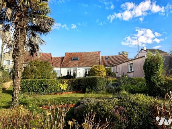 Maison en centre bourg avec vue dégagée et grand jardin 