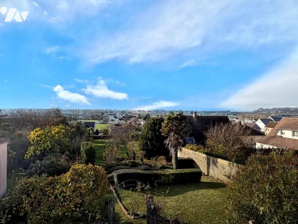 Maison en centre bourg avec vue dégagée et grand jardin 