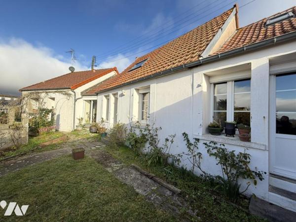Maison en centre bourg avec vue dégagée et grand jardin 
