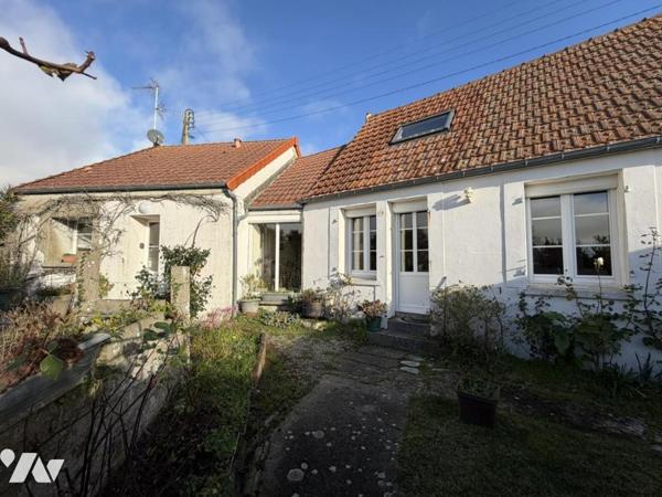Maison en centre bourg avec vue dégagée et grand jardin 