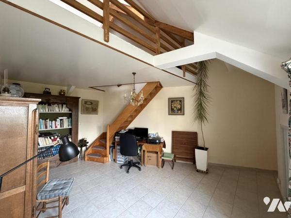 Maison en centre bourg avec vue dégagée et grand jardin 