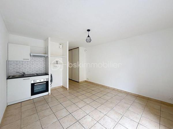 Rare sur le marché blinois, découvrez en exclusivité ce studio de 23 m² situé rue de Nantes, en plein cœur de Blain.

Au sein d'une copropriété de 30 lots à usage d'habitation, cet appartement en rez-de-chaussée bénéficie d'un emplacement privilégié, à proximité immédiate des commerces, services et commodités du centre-ville.

Situé à l'arrière du bâtiment et donnant sur la cour commune, il offre un cadre de vie particulièrement calme, à l'abri des nuisances sonores tout en profitant des avantages du centre-ville.

Parfaitement entretenu, le bien a fait l'objet de plusieurs rénovations récentes. En 2024, l'espace cuisine a été entièrement modernisé avec l'installation de nouveaux meubles, d'une crédence contemporaine et d'un four neuf. Le ballon d'eau chaude a également été remplacé, ainsi que le meuble de salle d'eau. Aucun travaux n'est à prévoir.

L'appartement bénéficie d'un accès direct à une cour commune et dispose également d'un grenier privatif, idéal pour le stockage et particulièrement appréciable pour optimiser l'espace de vie au quotidien.

À quelques mètres de la résidence, un parking gratuit facilite le stationnement au quotidien.

**Les points forts :**
• Bien rare sur le marché de Blain
• Exclusivité
• Hyper-centre ville
• Appartement au calme, côté cour
• Cuisine rénovée en 2024
• Chauffe-eau récent
• Aucun travaux à prévoir
• Cour commune
• Parking gratuit à proximité
• Idéal investissement locatif ou premier achat

Une opportunité particulièrement rare sur le secteur, alliant emplacement central, tranquillité et prestations récentes.