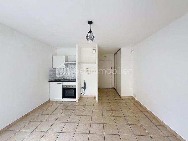 Rare sur le marché blinois, découvrez en exclusivité ce studio de 23 m² situé rue de Nantes, en plein cœur de Blain.

Au sein d'une copropriété de 30 lots à usage d'habitation, cet appartement en rez-de-chaussée bénéficie d'un emplacement privilégié, à proximité immédiate des commerces, services et commodités du centre-ville.

Situé à l'arrière du bâtiment et donnant sur la cour commune, il offre un cadre de vie particulièrement calme, à l'abri des nuisances sonores tout en profitant des avantages du centre-ville.

Parfaitement entretenu, le bien a fait l'objet de plusieurs rénovations récentes. En 2024, l'espace cuisine a été entièrement modernisé avec l'installation de nouveaux meubles, d'une crédence contemporaine et d'un four neuf. Le ballon d'eau chaude a également été remplacé, ainsi que le meuble de salle d'eau. Aucun travaux n'est à prévoir.

L'appartement bénéficie d'un accès direct à une cour commune et dispose également d'un grenier privatif, idéal pour le stockage et particulièrement appréciable pour optimiser l'espace de vie au quotidien.

À quelques mètres de la résidence, un parking gratuit facilite le stationnement au quotidien.

**Les points forts :**
• Bien rare sur le marché de Blain
• Exclusivité
• Hyper-centre ville
• Appartement au calme, côté cour
• Cuisine rénovée en 2024
• Chauffe-eau récent
• Aucun travaux à prévoir
• Cour commune
• Parking gratuit à proximité
• Idéal investissement locatif ou premier achat

Une opportunité particulièrement rare sur le secteur, alliant emplacement central, tranquillité et prestations récentes.