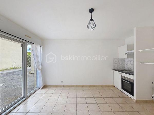 Rare sur le marché blinois, découvrez en exclusivité ce studio de 23 m² situé rue de Nantes, en plein cœur de Blain.

Au sein d'une copropriété de 30 lots à usage d'habitation, cet appartement en rez-de-chaussée bénéficie d'un emplacement privilégié, à proximité immédiate des commerces, services et commodités du centre-ville.

Situé à l'arrière du bâtiment et donnant sur la cour commune, il offre un cadre de vie particulièrement calme, à l'abri des nuisances sonores tout en profitant des avantages du centre-ville.

Parfaitement entretenu, le bien a fait l'objet de plusieurs rénovations récentes. En 2024, l'espace cuisine a été entièrement modernisé avec l'installation de nouveaux meubles, d'une crédence contemporaine et d'un four neuf. Le ballon d'eau chaude a également été remplacé, ainsi que le meuble de salle d'eau. Aucun travaux n'est à prévoir.

L'appartement bénéficie d'un accès direct à une cour commune et dispose également d'un grenier privatif, idéal pour le stockage et particulièrement appréciable pour optimiser l'espace de vie au quotidien.

À quelques mètres de la résidence, un parking gratuit facilite le stationnement au quotidien.

**Les points forts :**
• Bien rare sur le marché de Blain
• Exclusivité
• Hyper-centre ville
• Appartement au calme, côté cour
• Cuisine rénovée en 2024
• Chauffe-eau récent
• Aucun travaux à prévoir
• Cour commune
• Parking gratuit à proximité
• Idéal investissement locatif ou premier achat

Une opportunité particulièrement rare sur le secteur, alliant emplacement central, tranquillité et prestations récentes.