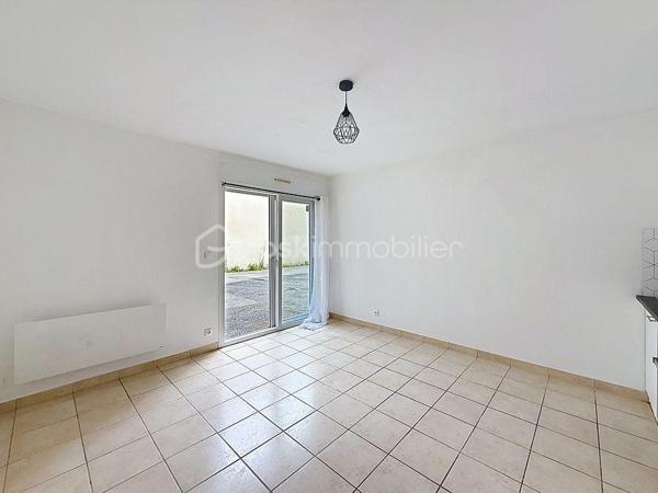 Rare sur le marché blinois, découvrez en exclusivité ce studio de 23 m² situé rue de Nantes, en plein cœur de Blain.

Au sein d'une copropriété de 30 lots à usage d'habitation, cet appartement en rez-de-chaussée bénéficie d'un emplacement privilégié, à proximité immédiate des commerces, services et commodités du centre-ville.

Situé à l'arrière du bâtiment et donnant sur la cour commune, il offre un cadre de vie particulièrement calme, à l'abri des nuisances sonores tout en profitant des avantages du centre-ville.

Parfaitement entretenu, le bien a fait l'objet de plusieurs rénovations récentes. En 2024, l'espace cuisine a été entièrement modernisé avec l'installation de nouveaux meubles, d'une crédence contemporaine et d'un four neuf. Le ballon d'eau chaude a également été remplacé, ainsi que le meuble de salle d'eau. Aucun travaux n'est à prévoir.

L'appartement bénéficie d'un accès direct à une cour commune et dispose également d'un grenier privatif, idéal pour le stockage et particulièrement appréciable pour optimiser l'espace de vie au quotidien.

À quelques mètres de la résidence, un parking gratuit facilite le stationnement au quotidien.

**Les points forts :**
• Bien rare sur le marché de Blain
• Exclusivité
• Hyper-centre ville
• Appartement au calme, côté cour
• Cuisine rénovée en 2024
• Chauffe-eau récent
• Aucun travaux à prévoir
• Cour commune
• Parking gratuit à proximité
• Idéal investissement locatif ou premier achat

Une opportunité particulièrement rare sur le secteur, alliant emplacement central, tranquillité et prestations récentes.