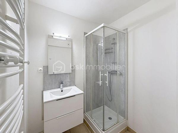 Rare sur le marché blinois, découvrez en exclusivité ce studio de 23 m² situé rue de Nantes, en plein cœur de Blain.

Au sein d'une copropriété de 30 lots à usage d'habitation, cet appartement en rez-de-chaussée bénéficie d'un emplacement privilégié, à proximité immédiate des commerces, services et commodités du centre-ville.

Situé à l'arrière du bâtiment et donnant sur la cour commune, il offre un cadre de vie particulièrement calme, à l'abri des nuisances sonores tout en profitant des avantages du centre-ville.

Parfaitement entretenu, le bien a fait l'objet de plusieurs rénovations récentes. En 2024, l'espace cuisine a été entièrement modernisé avec l'installation de nouveaux meubles, d'une crédence contemporaine et d'un four neuf. Le ballon d'eau chaude a également été remplacé, ainsi que le meuble de salle d'eau. Aucun travaux n'est à prévoir.

L'appartement bénéficie d'un accès direct à une cour commune et dispose également d'un grenier privatif, idéal pour le stockage et particulièrement appréciable pour optimiser l'espace de vie au quotidien.

À quelques mètres de la résidence, un parking gratuit facilite le stationnement au quotidien.

**Les points forts :**
• Bien rare sur le marché de Blain
• Exclusivité
• Hyper-centre ville
• Appartement au calme, côté cour
• Cuisine rénovée en 2024
• Chauffe-eau récent
• Aucun travaux à prévoir
• Cour commune
• Parking gratuit à proximité
• Idéal investissement locatif ou premier achat

Une opportunité particulièrement rare sur le secteur, alliant emplacement central, tranquillité et prestations récentes.