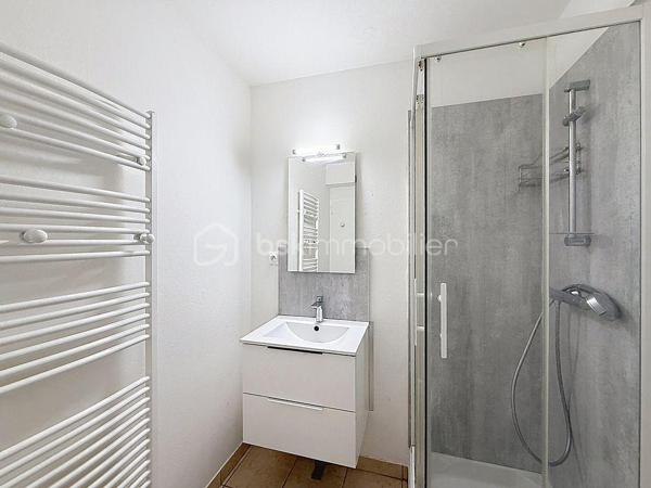 Rare sur le marché blinois, découvrez en exclusivité ce studio de 23 m² situé rue de Nantes, en plein cœur de Blain.

Au sein d'une copropriété de 30 lots à usage d'habitation, cet appartement en rez-de-chaussée bénéficie d'un emplacement privilégié, à proximité immédiate des commerces, services et commodités du centre-ville.

Situé à l'arrière du bâtiment et donnant sur la cour commune, il offre un cadre de vie particulièrement calme, à l'abri des nuisances sonores tout en profitant des avantages du centre-ville.

Parfaitement entretenu, le bien a fait l'objet de plusieurs rénovations récentes. En 2024, l'espace cuisine a été entièrement modernisé avec l'installation de nouveaux meubles, d'une crédence contemporaine et d'un four neuf. Le ballon d'eau chaude a également été remplacé, ainsi que le meuble de salle d'eau. Aucun travaux n'est à prévoir.

L'appartement bénéficie d'un accès direct à une cour commune et dispose également d'un grenier privatif, idéal pour le stockage et particulièrement appréciable pour optimiser l'espace de vie au quotidien.

À quelques mètres de la résidence, un parking gratuit facilite le stationnement au quotidien.

**Les points forts :**
• Bien rare sur le marché de Blain
• Exclusivité
• Hyper-centre ville
• Appartement au calme, côté cour
• Cuisine rénovée en 2024
• Chauffe-eau récent
• Aucun travaux à prévoir
• Cour commune
• Parking gratuit à proximité
• Idéal investissement locatif ou premier achat

Une opportunité particulièrement rare sur le secteur, alliant emplacement central, tranquillité et prestations récentes.