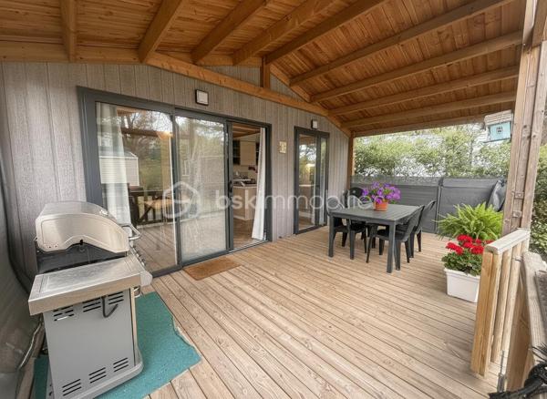 Et si votre prochain pied-à-terre en Vendée vous attendait déjà ?
Au cœur du Domaine des Pins à Saint-Hilaire-de-Riez à 1 h de Nantes, découvrez ce chalet récent de 56 m² implanté sur un emplacement privatif dans un domaine résidentiel ouvert toute l'année.
Dès l'entrée, vous apprécierez sa pièce de vie lumineuse avec cuisine aménagée et équipée, ouverte sur une vaste terrasse couverte d'environ 18 m², idéale pour profiter pleinement des beaux jours à l'abri du soleil.
L'espace nuit comprend trois chambres, permettant d'accueillir confortablement famille et amis, ainsi qu'une salle d'eau avec double vasque, un dressing aménagé,un wc , de nombreux rangements et un espace buanderie particulièrement pratique.
Un cabanon indépendant complète l'ensemble pour le rangement des vélos, équipements de loisirs ou matériel de jardin.
Vendu meublé, ce bien permet une prise de possession rapide pour profiter immédiatement de son cadre de vie.

Le Domaine des Pins offre un cadre privilégié entre forêt et littoral, avec de nombreux équipements appréciés :

Piscine couverte
Piscine extérieure
Espaces de loisirs
Restaurant-bar en saison
Animations
Accès rapide aux plages et aux pistes cyclables à travers la forêt domaniale

Un lieu idéal pour profiter de week-ends, vacances ou séjours prolongés tout au long de l'année, dans un environnement recherché du littoral vendéen.

Informations complémentaires sur le fonctionnement du domaine disponibles sur demande.

Pour tout renseignement ou organiser une visite :

Sandrine MATHELIN
BSK Immobilier
06 56 88 64 65
smathelin@bskimmobilier.com

Disponible du lundi au samedi de 8h30 à 20h30.