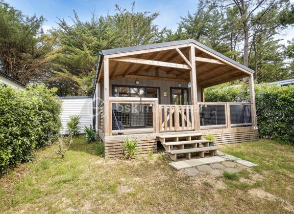 Et si votre prochain pied-à-terre en Vendée vous attendait déjà ?
Au cœur du Domaine des Pins à Saint-Hilaire-de-Riez à 1 h de Nantes, découvrez ce chalet récent de 56 m² implanté sur un emplacement privatif dans un domaine résidentiel ouvert toute l'année.
Dès l'entrée, vous apprécierez sa pièce de vie lumineuse avec cuisine aménagée et équipée, ouverte sur une vaste terrasse couverte d'environ 18 m², idéale pour profiter pleinement des beaux jours à l'abri du soleil.
L'espace nuit comprend trois chambres, permettant d'accueillir confortablement famille et amis, ainsi qu'une salle d'eau avec double vasque, un dressing aménagé,un wc , de nombreux rangements et un espace buanderie particulièrement pratique.
Un cabanon indépendant complète l'ensemble pour le rangement des vélos, équipements de loisirs ou matériel de jardin.
Vendu meublé, ce bien permet une prise de possession rapide pour profiter immédiatement de son cadre de vie.

Le Domaine des Pins offre un cadre privilégié entre forêt et littoral, avec de nombreux équipements appréciés :

Piscine couverte
Piscine extérieure
Espaces de loisirs
Restaurant-bar en saison
Animations
Accès rapide aux plages et aux pistes cyclables à travers la forêt domaniale

Un lieu idéal pour profiter de week-ends, vacances ou séjours prolongés tout au long de l'année, dans un environnement recherché du littoral vendéen.

Informations complémentaires sur le fonctionnement du domaine disponibles sur demande.

Pour tout renseignement ou organiser une visite :

Sandrine MATHELIN
BSK Immobilier
06 56 88 64 65
smathelin@bskimmobilier.com

Disponible du lundi au samedi de 8h30 à 20h30.