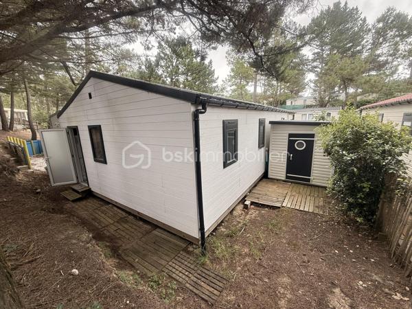 Et si votre prochain pied-à-terre en Vendée vous attendait déjà ?
Au cœur du Domaine des Pins à Saint-Hilaire-de-Riez à 1 h de Nantes, découvrez ce chalet récent de 56 m² implanté sur un emplacement privatif dans un domaine résidentiel ouvert toute l'année.
Dès l'entrée, vous apprécierez sa pièce de vie lumineuse avec cuisine aménagée et équipée, ouverte sur une vaste terrasse couverte d'environ 18 m², idéale pour profiter pleinement des beaux jours à l'abri du soleil.
L'espace nuit comprend trois chambres, permettant d'accueillir confortablement famille et amis, ainsi qu'une salle d'eau avec double vasque, un dressing aménagé,un wc , de nombreux rangements et un espace buanderie particulièrement pratique.
Un cabanon indépendant complète l'ensemble pour le rangement des vélos, équipements de loisirs ou matériel de jardin.
Vendu meublé, ce bien permet une prise de possession rapide pour profiter immédiatement de son cadre de vie.

Le Domaine des Pins offre un cadre privilégié entre forêt et littoral, avec de nombreux équipements appréciés :

Piscine couverte
Piscine extérieure
Espaces de loisirs
Restaurant-bar en saison
Animations
Accès rapide aux plages et aux pistes cyclables à travers la forêt domaniale

Un lieu idéal pour profiter de week-ends, vacances ou séjours prolongés tout au long de l'année, dans un environnement recherché du littoral vendéen.

Informations complémentaires sur le fonctionnement du domaine disponibles sur demande.

Pour tout renseignement ou organiser une visite :

Sandrine MATHELIN
BSK Immobilier
06 56 88 64 65
smathelin@bskimmobilier.com

Disponible du lundi au samedi de 8h30 à 20h30.