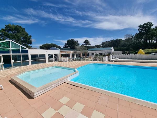 Et si votre prochain pied-à-terre en Vendée vous attendait déjà ?
Au cœur du Domaine des Pins à Saint-Hilaire-de-Riez à 1 h de Nantes, découvrez ce chalet récent de 56 m² implanté sur un emplacement privatif dans un domaine résidentiel ouvert toute l'année.
Dès l'entrée, vous apprécierez sa pièce de vie lumineuse avec cuisine aménagée et équipée, ouverte sur une vaste terrasse couverte d'environ 18 m², idéale pour profiter pleinement des beaux jours à l'abri du soleil.
L'espace nuit comprend trois chambres, permettant d'accueillir confortablement famille et amis, ainsi qu'une salle d'eau avec double vasque, un dressing aménagé,un wc , de nombreux rangements et un espace buanderie particulièrement pratique.
Un cabanon indépendant complète l'ensemble pour le rangement des vélos, équipements de loisirs ou matériel de jardin.
Vendu meublé, ce bien permet une prise de possession rapide pour profiter immédiatement de son cadre de vie.

Le Domaine des Pins offre un cadre privilégié entre forêt et littoral, avec de nombreux équipements appréciés :

Piscine couverte
Piscine extérieure
Espaces de loisirs
Restaurant-bar en saison
Animations
Accès rapide aux plages et aux pistes cyclables à travers la forêt domaniale

Un lieu idéal pour profiter de week-ends, vacances ou séjours prolongés tout au long de l'année, dans un environnement recherché du littoral vendéen.

Informations complémentaires sur le fonctionnement du domaine disponibles sur demande.

Pour tout renseignement ou organiser une visite :

Sandrine MATHELIN
BSK Immobilier
06 56 88 64 65
smathelin@bskimmobilier.com

Disponible du lundi au samedi de 8h30 à 20h30.