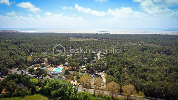 Et si votre prochain pied-à-terre en Vendée vous attendait déjà ?
Au cœur du Domaine des Pins à Saint-Hilaire-de-Riez à 1 h de Nantes, découvrez ce chalet récent de 56 m² implanté sur un emplacement privatif dans un domaine résidentiel ouvert toute l'année.
Dès l'entrée, vous apprécierez sa pièce de vie lumineuse avec cuisine aménagée et équipée, ouverte sur une vaste terrasse couverte d'environ 18 m², idéale pour profiter pleinement des beaux jours à l'abri du soleil.
L'espace nuit comprend trois chambres, permettant d'accueillir confortablement famille et amis, ainsi qu'une salle d'eau avec double vasque, un dressing aménagé,un wc , de nombreux rangements et un espace buanderie particulièrement pratique.
Un cabanon indépendant complète l'ensemble pour le rangement des vélos, équipements de loisirs ou matériel de jardin.
Vendu meublé, ce bien permet une prise de possession rapide pour profiter immédiatement de son cadre de vie.

Le Domaine des Pins offre un cadre privilégié entre forêt et littoral, avec de nombreux équipements appréciés :

Piscine couverte
Piscine extérieure
Espaces de loisirs
Restaurant-bar en saison
Animations
Accès rapide aux plages et aux pistes cyclables à travers la forêt domaniale

Un lieu idéal pour profiter de week-ends, vacances ou séjours prolongés tout au long de l'année, dans un environnement recherché du littoral vendéen.

Informations complémentaires sur le fonctionnement du domaine disponibles sur demande.

Pour tout renseignement ou organiser une visite :

Sandrine MATHELIN
BSK Immobilier
06 56 88 64 65
smathelin@bskimmobilier.com

Disponible du lundi au samedi de 8h30 à 20h30.