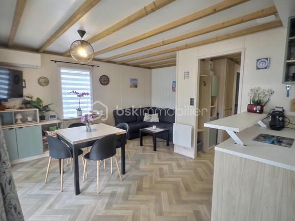 Et si votre prochain pied-à-terre en Vendée vous attendait déjà ?
Au cœur du Domaine des Pins à Saint-Hilaire-de-Riez à 1 h de Nantes, découvrez ce chalet récent de 56 m² implanté sur un emplacement privatif dans un domaine résidentiel ouvert toute l'année.
Dès l'entrée, vous apprécierez sa pièce de vie lumineuse avec cuisine aménagée et équipée, ouverte sur une vaste terrasse couverte d'environ 18 m², idéale pour profiter pleinement des beaux jours à l'abri du soleil.
L'espace nuit comprend trois chambres, permettant d'accueillir confortablement famille et amis, ainsi qu'une salle d'eau avec double vasque, un dressing aménagé,un wc , de nombreux rangements et un espace buanderie particulièrement pratique.
Un cabanon indépendant complète l'ensemble pour le rangement des vélos, équipements de loisirs ou matériel de jardin.
Vendu meublé, ce bien permet une prise de possession rapide pour profiter immédiatement de son cadre de vie.

Le Domaine des Pins offre un cadre privilégié entre forêt et littoral, avec de nombreux équipements appréciés :

Piscine couverte
Piscine extérieure
Espaces de loisirs
Restaurant-bar en saison
Animations
Accès rapide aux plages et aux pistes cyclables à travers la forêt domaniale

Un lieu idéal pour profiter de week-ends, vacances ou séjours prolongés tout au long de l'année, dans un environnement recherché du littoral vendéen.

Informations complémentaires sur le fonctionnement du domaine disponibles sur demande.

Pour tout renseignement ou organiser une visite :

Sandrine MATHELIN
BSK Immobilier
06 56 88 64 65
smathelin@bskimmobilier.com

Disponible du lundi au samedi de 8h30 à 20h30.