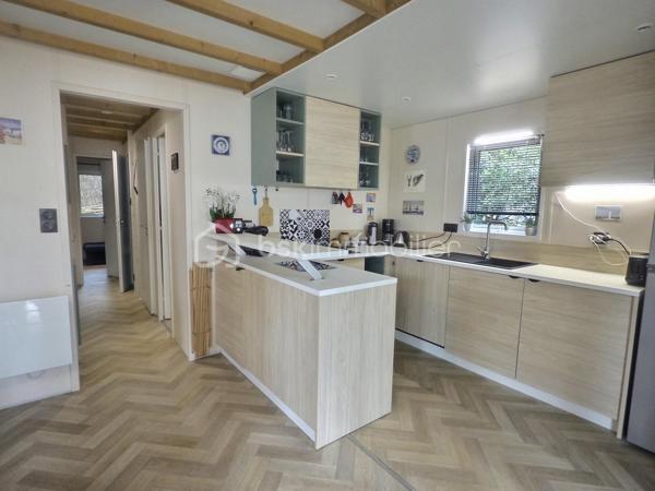 Et si votre prochain pied-à-terre en Vendée vous attendait déjà ?
Au cœur du Domaine des Pins à Saint-Hilaire-de-Riez à 1 h de Nantes, découvrez ce chalet récent de 56 m² implanté sur un emplacement privatif dans un domaine résidentiel ouvert toute l'année.
Dès l'entrée, vous apprécierez sa pièce de vie lumineuse avec cuisine aménagée et équipée, ouverte sur une vaste terrasse couverte d'environ 18 m², idéale pour profiter pleinement des beaux jours à l'abri du soleil.
L'espace nuit comprend trois chambres, permettant d'accueillir confortablement famille et amis, ainsi qu'une salle d'eau avec double vasque, un dressing aménagé,un wc , de nombreux rangements et un espace buanderie particulièrement pratique.
Un cabanon indépendant complète l'ensemble pour le rangement des vélos, équipements de loisirs ou matériel de jardin.
Vendu meublé, ce bien permet une prise de possession rapide pour profiter immédiatement de son cadre de vie.

Le Domaine des Pins offre un cadre privilégié entre forêt et littoral, avec de nombreux équipements appréciés :

Piscine couverte
Piscine extérieure
Espaces de loisirs
Restaurant-bar en saison
Animations
Accès rapide aux plages et aux pistes cyclables à travers la forêt domaniale

Un lieu idéal pour profiter de week-ends, vacances ou séjours prolongés tout au long de l'année, dans un environnement recherché du littoral vendéen.

Informations complémentaires sur le fonctionnement du domaine disponibles sur demande.

Pour tout renseignement ou organiser une visite :

Sandrine MATHELIN
BSK Immobilier
06 56 88 64 65
smathelin@bskimmobilier.com

Disponible du lundi au samedi de 8h30 à 20h30.