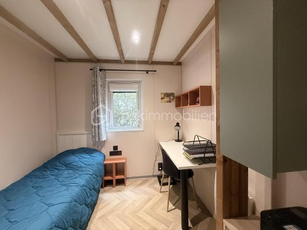 Et si votre prochain pied-à-terre en Vendée vous attendait déjà ?
Au cœur du Domaine des Pins à Saint-Hilaire-de-Riez à 1 h de Nantes, découvrez ce chalet récent de 56 m² implanté sur un emplacement privatif dans un domaine résidentiel ouvert toute l'année.
Dès l'entrée, vous apprécierez sa pièce de vie lumineuse avec cuisine aménagée et équipée, ouverte sur une vaste terrasse couverte d'environ 18 m², idéale pour profiter pleinement des beaux jours à l'abri du soleil.
L'espace nuit comprend trois chambres, permettant d'accueillir confortablement famille et amis, ainsi qu'une salle d'eau avec double vasque, un dressing aménagé,un wc , de nombreux rangements et un espace buanderie particulièrement pratique.
Un cabanon indépendant complète l'ensemble pour le rangement des vélos, équipements de loisirs ou matériel de jardin.
Vendu meublé, ce bien permet une prise de possession rapide pour profiter immédiatement de son cadre de vie.

Le Domaine des Pins offre un cadre privilégié entre forêt et littoral, avec de nombreux équipements appréciés :

Piscine couverte
Piscine extérieure
Espaces de loisirs
Restaurant-bar en saison
Animations
Accès rapide aux plages et aux pistes cyclables à travers la forêt domaniale

Un lieu idéal pour profiter de week-ends, vacances ou séjours prolongés tout au long de l'année, dans un environnement recherché du littoral vendéen.

Informations complémentaires sur le fonctionnement du domaine disponibles sur demande.

Pour tout renseignement ou organiser une visite :

Sandrine MATHELIN
BSK Immobilier
06 56 88 64 65
smathelin@bskimmobilier.com

Disponible du lundi au samedi de 8h30 à 20h30.