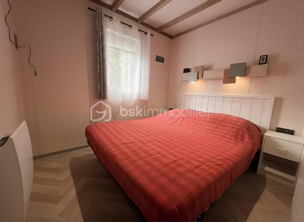 Et si votre prochain pied-à-terre en Vendée vous attendait déjà ?
Au cœur du Domaine des Pins à Saint-Hilaire-de-Riez à 1 h de Nantes, découvrez ce chalet récent de 56 m² implanté sur un emplacement privatif dans un domaine résidentiel ouvert toute l'année.
Dès l'entrée, vous apprécierez sa pièce de vie lumineuse avec cuisine aménagée et équipée, ouverte sur une vaste terrasse couverte d'environ 18 m², idéale pour profiter pleinement des beaux jours à l'abri du soleil.
L'espace nuit comprend trois chambres, permettant d'accueillir confortablement famille et amis, ainsi qu'une salle d'eau avec double vasque, un dressing aménagé,un wc , de nombreux rangements et un espace buanderie particulièrement pratique.
Un cabanon indépendant complète l'ensemble pour le rangement des vélos, équipements de loisirs ou matériel de jardin.
Vendu meublé, ce bien permet une prise de possession rapide pour profiter immédiatement de son cadre de vie.

Le Domaine des Pins offre un cadre privilégié entre forêt et littoral, avec de nombreux équipements appréciés :

Piscine couverte
Piscine extérieure
Espaces de loisirs
Restaurant-bar en saison
Animations
Accès rapide aux plages et aux pistes cyclables à travers la forêt domaniale

Un lieu idéal pour profiter de week-ends, vacances ou séjours prolongés tout au long de l'année, dans un environnement recherché du littoral vendéen.

Informations complémentaires sur le fonctionnement du domaine disponibles sur demande.

Pour tout renseignement ou organiser une visite :

Sandrine MATHELIN
BSK Immobilier
06 56 88 64 65
smathelin@bskimmobilier.com

Disponible du lundi au samedi de 8h30 à 20h30.