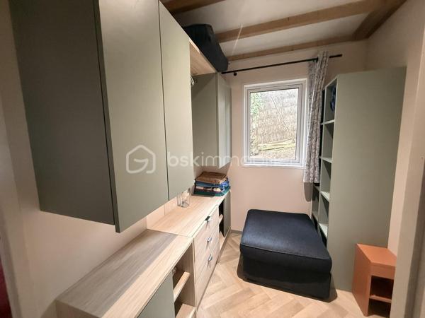 Et si votre prochain pied-à-terre en Vendée vous attendait déjà ?
Au cœur du Domaine des Pins à Saint-Hilaire-de-Riez à 1 h de Nantes, découvrez ce chalet récent de 56 m² implanté sur un emplacement privatif dans un domaine résidentiel ouvert toute l'année.
Dès l'entrée, vous apprécierez sa pièce de vie lumineuse avec cuisine aménagée et équipée, ouverte sur une vaste terrasse couverte d'environ 18 m², idéale pour profiter pleinement des beaux jours à l'abri du soleil.
L'espace nuit comprend trois chambres, permettant d'accueillir confortablement famille et amis, ainsi qu'une salle d'eau avec double vasque, un dressing aménagé,un wc , de nombreux rangements et un espace buanderie particulièrement pratique.
Un cabanon indépendant complète l'ensemble pour le rangement des vélos, équipements de loisirs ou matériel de jardin.
Vendu meublé, ce bien permet une prise de possession rapide pour profiter immédiatement de son cadre de vie.

Le Domaine des Pins offre un cadre privilégié entre forêt et littoral, avec de nombreux équipements appréciés :

Piscine couverte
Piscine extérieure
Espaces de loisirs
Restaurant-bar en saison
Animations
Accès rapide aux plages et aux pistes cyclables à travers la forêt domaniale

Un lieu idéal pour profiter de week-ends, vacances ou séjours prolongés tout au long de l'année, dans un environnement recherché du littoral vendéen.

Informations complémentaires sur le fonctionnement du domaine disponibles sur demande.

Pour tout renseignement ou organiser une visite :

Sandrine MATHELIN
BSK Immobilier
06 56 88 64 65
smathelin@bskimmobilier.com

Disponible du lundi au samedi de 8h30 à 20h30.