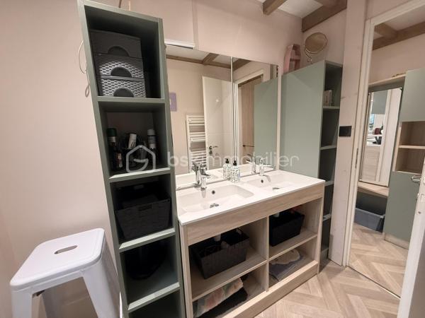 Et si votre prochain pied-à-terre en Vendée vous attendait déjà ?
Au cœur du Domaine des Pins à Saint-Hilaire-de-Riez à 1 h de Nantes, découvrez ce chalet récent de 56 m² implanté sur un emplacement privatif dans un domaine résidentiel ouvert toute l'année.
Dès l'entrée, vous apprécierez sa pièce de vie lumineuse avec cuisine aménagée et équipée, ouverte sur une vaste terrasse couverte d'environ 18 m², idéale pour profiter pleinement des beaux jours à l'abri du soleil.
L'espace nuit comprend trois chambres, permettant d'accueillir confortablement famille et amis, ainsi qu'une salle d'eau avec double vasque, un dressing aménagé,un wc , de nombreux rangements et un espace buanderie particulièrement pratique.
Un cabanon indépendant complète l'ensemble pour le rangement des vélos, équipements de loisirs ou matériel de jardin.
Vendu meublé, ce bien permet une prise de possession rapide pour profiter immédiatement de son cadre de vie.

Le Domaine des Pins offre un cadre privilégié entre forêt et littoral, avec de nombreux équipements appréciés :

Piscine couverte
Piscine extérieure
Espaces de loisirs
Restaurant-bar en saison
Animations
Accès rapide aux plages et aux pistes cyclables à travers la forêt domaniale

Un lieu idéal pour profiter de week-ends, vacances ou séjours prolongés tout au long de l'année, dans un environnement recherché du littoral vendéen.

Informations complémentaires sur le fonctionnement du domaine disponibles sur demande.

Pour tout renseignement ou organiser une visite :

Sandrine MATHELIN
BSK Immobilier
06 56 88 64 65
smathelin@bskimmobilier.com

Disponible du lundi au samedi de 8h30 à 20h30.