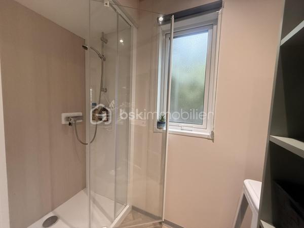 Et si votre prochain pied-à-terre en Vendée vous attendait déjà ?
Au cœur du Domaine des Pins à Saint-Hilaire-de-Riez à 1 h de Nantes, découvrez ce chalet récent de 56 m² implanté sur un emplacement privatif dans un domaine résidentiel ouvert toute l'année.
Dès l'entrée, vous apprécierez sa pièce de vie lumineuse avec cuisine aménagée et équipée, ouverte sur une vaste terrasse couverte d'environ 18 m², idéale pour profiter pleinement des beaux jours à l'abri du soleil.
L'espace nuit comprend trois chambres, permettant d'accueillir confortablement famille et amis, ainsi qu'une salle d'eau avec double vasque, un dressing aménagé,un wc , de nombreux rangements et un espace buanderie particulièrement pratique.
Un cabanon indépendant complète l'ensemble pour le rangement des vélos, équipements de loisirs ou matériel de jardin.
Vendu meublé, ce bien permet une prise de possession rapide pour profiter immédiatement de son cadre de vie.

Le Domaine des Pins offre un cadre privilégié entre forêt et littoral, avec de nombreux équipements appréciés :

Piscine couverte
Piscine extérieure
Espaces de loisirs
Restaurant-bar en saison
Animations
Accès rapide aux plages et aux pistes cyclables à travers la forêt domaniale

Un lieu idéal pour profiter de week-ends, vacances ou séjours prolongés tout au long de l'année, dans un environnement recherché du littoral vendéen.

Informations complémentaires sur le fonctionnement du domaine disponibles sur demande.

Pour tout renseignement ou organiser une visite :

Sandrine MATHELIN
BSK Immobilier
06 56 88 64 65
smathelin@bskimmobilier.com

Disponible du lundi au samedi de 8h30 à 20h30.