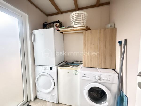 Et si votre prochain pied-à-terre en Vendée vous attendait déjà ?
Au cœur du Domaine des Pins à Saint-Hilaire-de-Riez à 1 h de Nantes, découvrez ce chalet récent de 56 m² implanté sur un emplacement privatif dans un domaine résidentiel ouvert toute l'année.
Dès l'entrée, vous apprécierez sa pièce de vie lumineuse avec cuisine aménagée et équipée, ouverte sur une vaste terrasse couverte d'environ 18 m², idéale pour profiter pleinement des beaux jours à l'abri du soleil.
L'espace nuit comprend trois chambres, permettant d'accueillir confortablement famille et amis, ainsi qu'une salle d'eau avec double vasque, un dressing aménagé,un wc , de nombreux rangements et un espace buanderie particulièrement pratique.
Un cabanon indépendant complète l'ensemble pour le rangement des vélos, équipements de loisirs ou matériel de jardin.
Vendu meublé, ce bien permet une prise de possession rapide pour profiter immédiatement de son cadre de vie.

Le Domaine des Pins offre un cadre privilégié entre forêt et littoral, avec de nombreux équipements appréciés :

Piscine couverte
Piscine extérieure
Espaces de loisirs
Restaurant-bar en saison
Animations
Accès rapide aux plages et aux pistes cyclables à travers la forêt domaniale

Un lieu idéal pour profiter de week-ends, vacances ou séjours prolongés tout au long de l'année, dans un environnement recherché du littoral vendéen.

Informations complémentaires sur le fonctionnement du domaine disponibles sur demande.

Pour tout renseignement ou organiser une visite :

Sandrine MATHELIN
BSK Immobilier
06 56 88 64 65
smathelin@bskimmobilier.com

Disponible du lundi au samedi de 8h30 à 20h30.