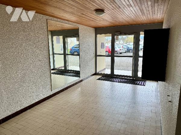 Appartement T3 à rénover de 69m² à proximité immédiate collège, lycée commerce, douane...