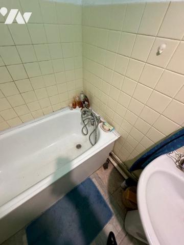 Appartement T3 à rénover de 69m² à proximité immédiate collège, lycée commerce, douane...