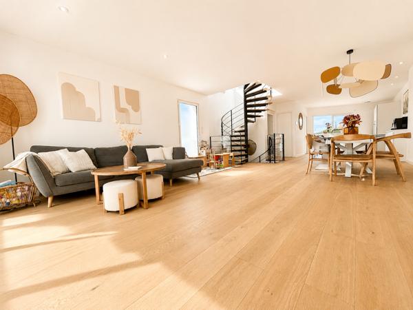 Maison
         6 pièces
        - 142 m² Bien prestige 847 600 € *