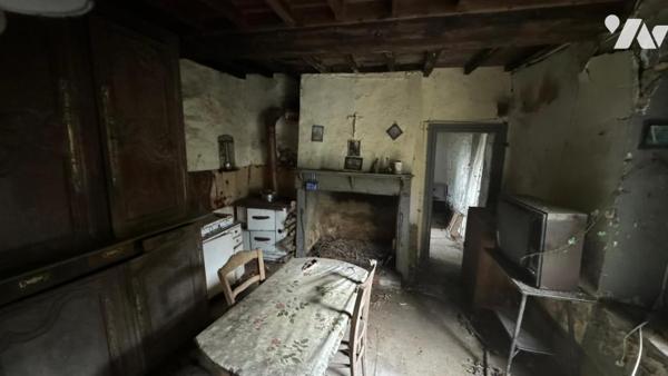 Dans le bourg de Marigny, ancienne maison d'habitation entièrement à rénover