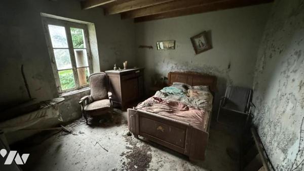 Dans le bourg de Marigny, ancienne maison d'habitation entièrement à rénover