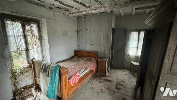 Dans le bourg de Marigny, ancienne maison d'habitation entièrement à rénover