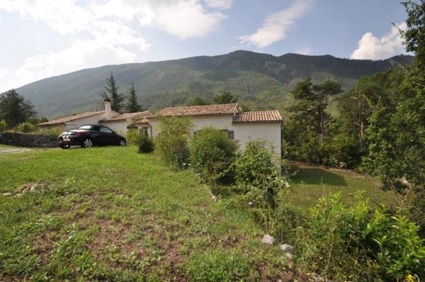 Dpt Alpes de Haute Provence (04), à vendre CASTELLANE maison 5 pièces - 143 m² - Terrain de 1143 m² - Plain pied