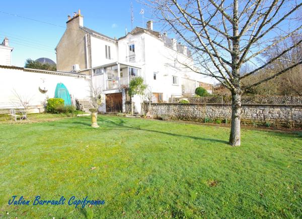 Maison de ville de 116,54 m² de 4 chambres avec une véranda et un garage sur une parcelle de 528m² au bord du Clain.