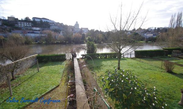 Maison de ville de 116,54 m² de 4 chambres avec une véranda et un garage sur une parcelle de 528m² au bord du Clain.
