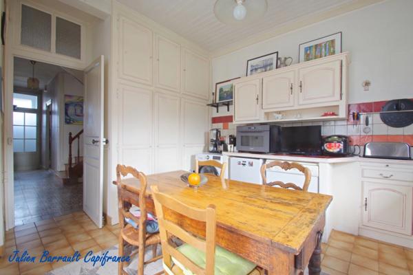 Maison de ville de 116,54 m² de 4 chambres avec une véranda et un garage sur une parcelle de 528m² au bord du Clain.