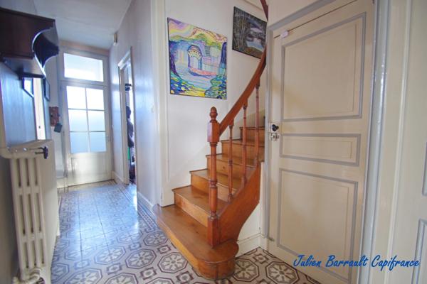 Maison de ville de 116,54 m² de 4 chambres avec une véranda et un garage sur une parcelle de 528m² au bord du Clain.