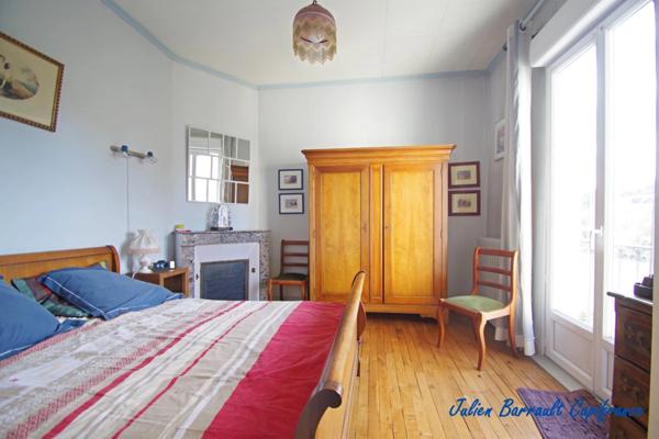 Maison de ville de 116,54 m² de 4 chambres avec une véranda et un garage sur une parcelle de 528m² au bord du Clain.