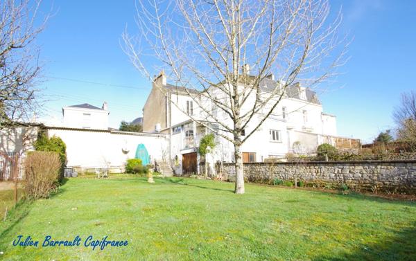 Maison de ville de 116,54 m² de 4 chambres avec une véranda et un garage sur une parcelle de 528m² au bord du Clain.