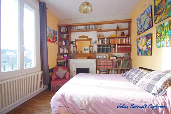 Maison de ville de 116,54 m² de 4 chambres avec une véranda et un garage sur une parcelle de 528m² au bord du Clain.