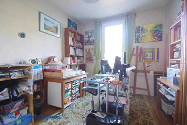 Maison de ville de 116,54 m² de 4 chambres avec une véranda et un garage sur une parcelle de 528m² au bord du Clain.