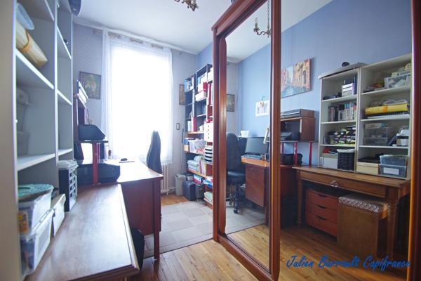 Maison de ville de 116,54 m² de 4 chambres avec une véranda et un garage sur une parcelle de 528m² au bord du Clain.