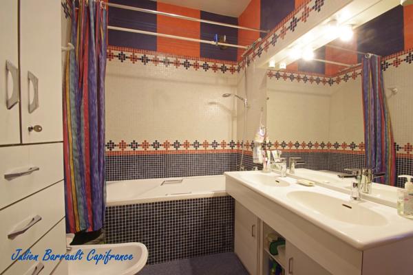 Maison de ville de 116,54 m² de 4 chambres avec une véranda et un garage sur une parcelle de 528m² au bord du Clain.